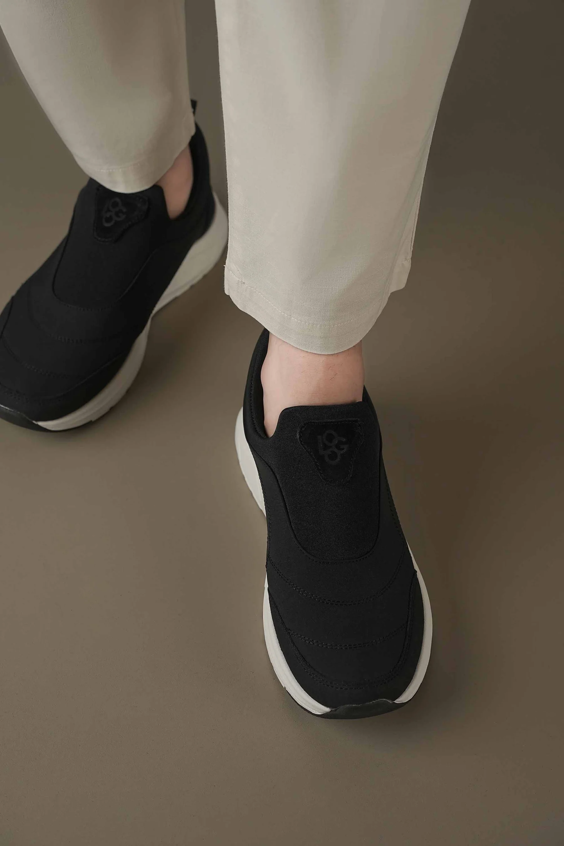 4209 BLACK Sneakers