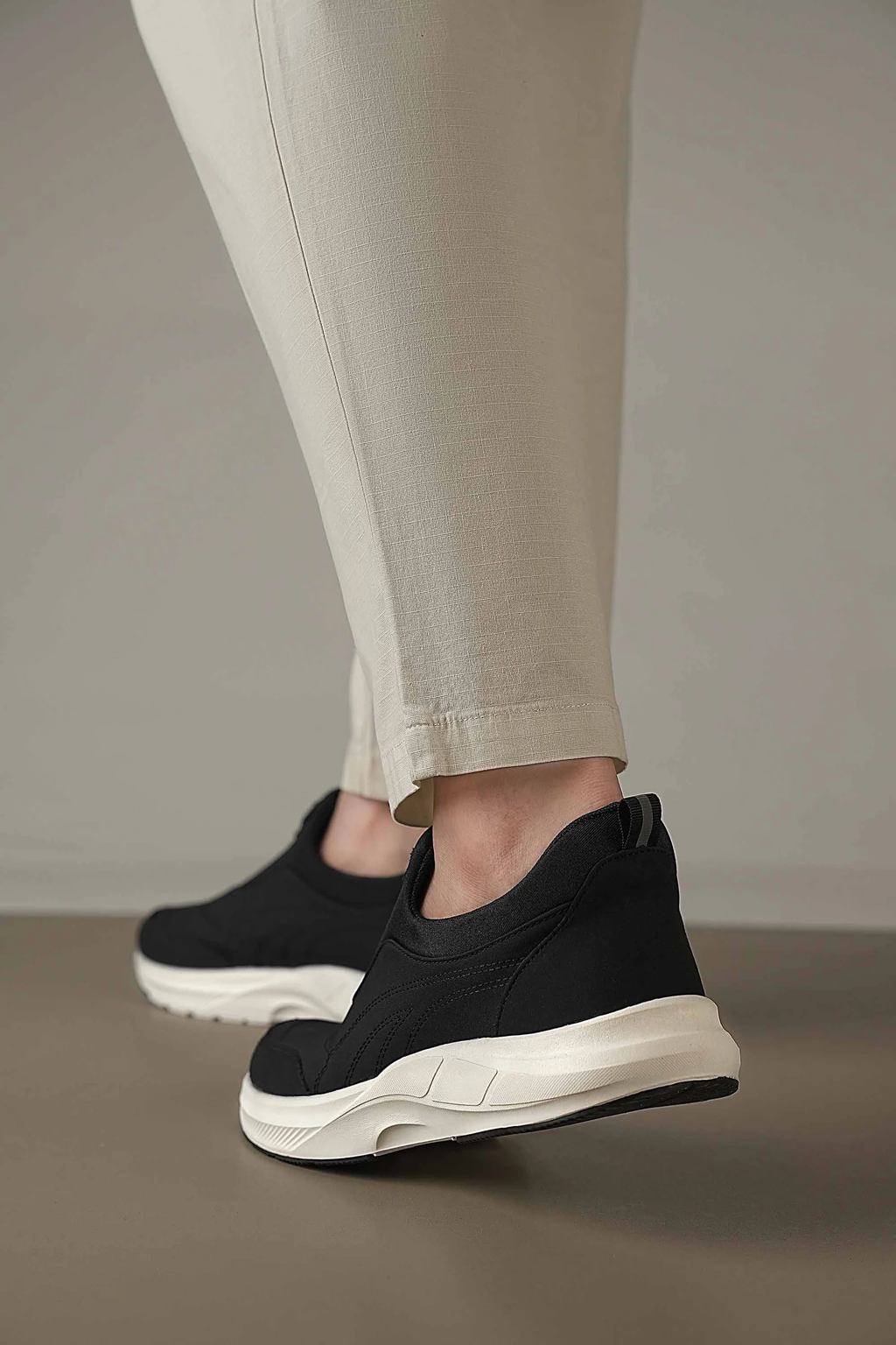 4209 BLACK Sneakers