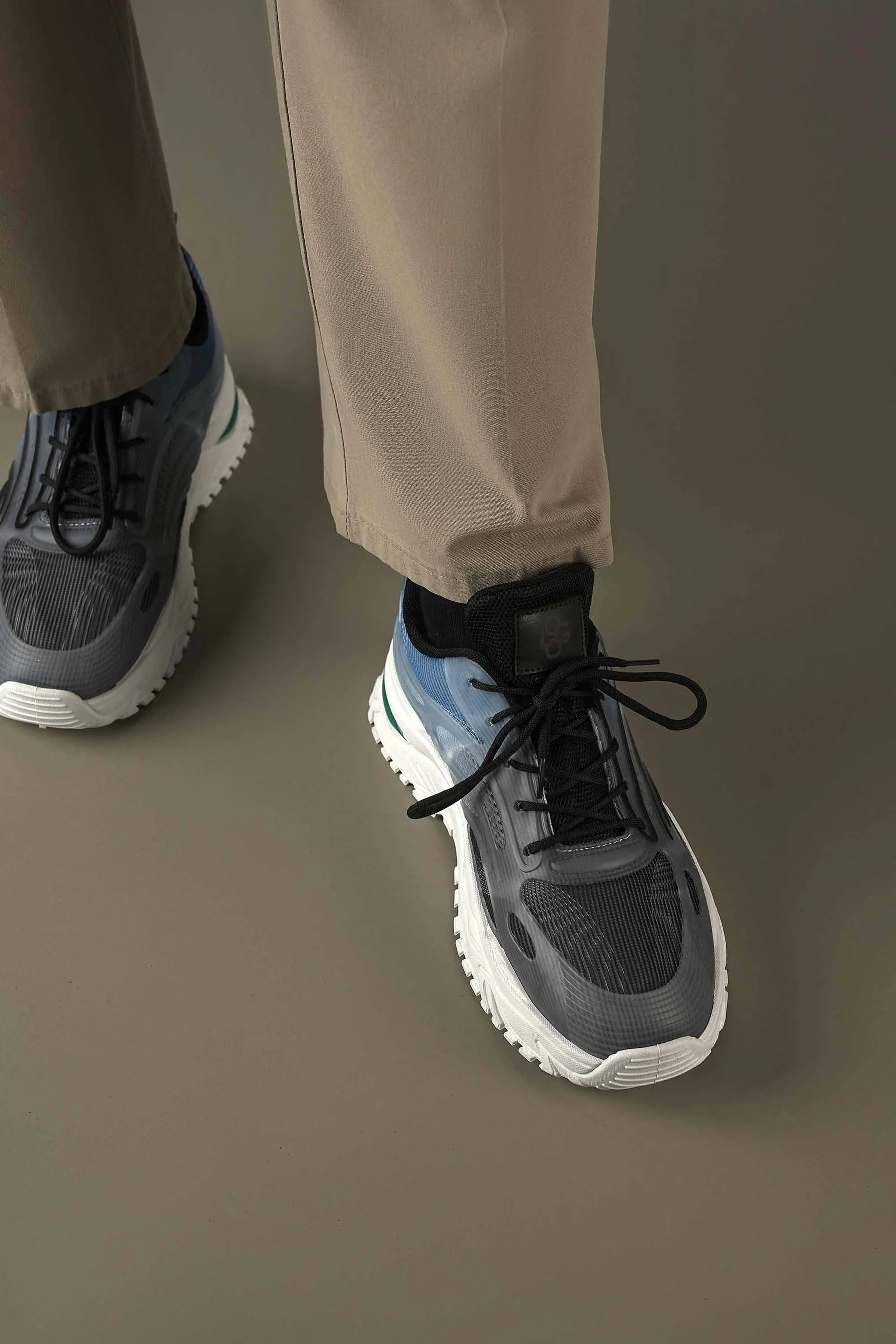 4201 BLACK Sneakers