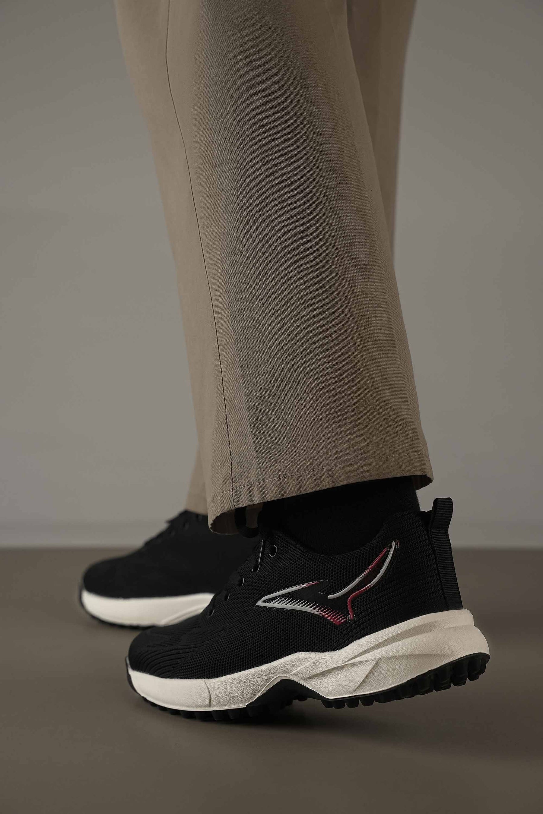 4204 BLACK Sneakers
